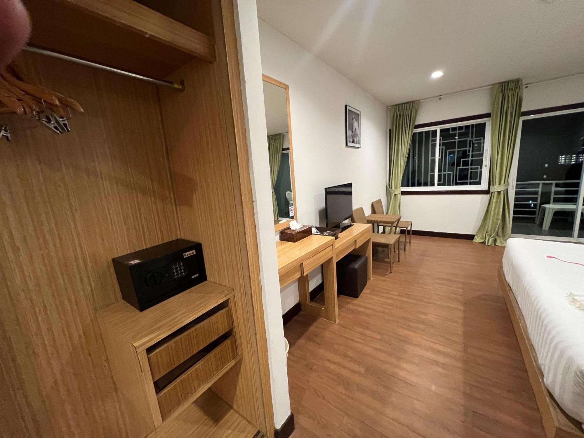 Zephyr Grand Hotel Patong 外观 照片